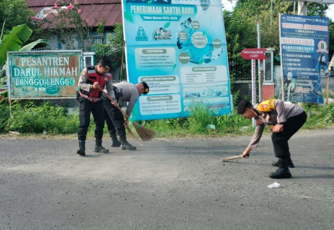 					Personel Sat Samapta Polres Sinjai Bersihkan Tumpahan Batu Kerikil di Badan Jalan. (Foto: Istimewa)