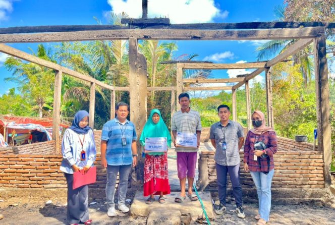 					Penyerahan Klaim Asuransi kepada Nasabah BRI Korban Kebakaran. (Foto: Istimewa)