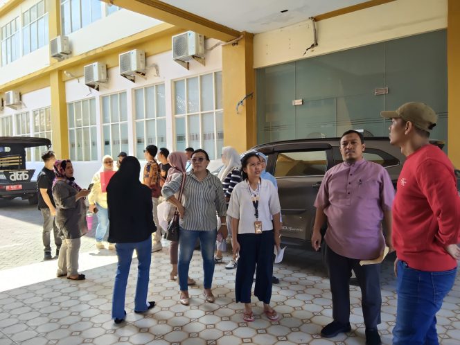 					Tim Distaru Makassar saat mendatangi Gedung 5 Lantai yang berdiri tanpa Izin Mendirikan Banguan (IMB) di Kelurahan Kapasa, Kecamatan Tamalanrea (dok)