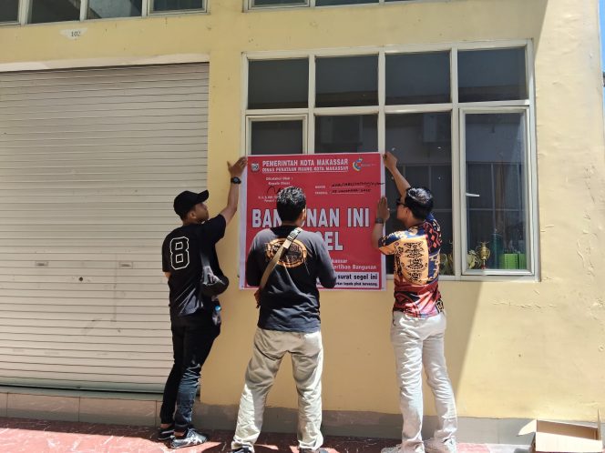 					Tim Distaru Makassar pasang tanda Segel di Gedung Lantai 5 di Kelurahan Kapasa yang tidak memiliki IMB (dok)
