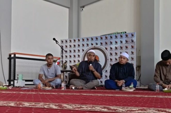 					Rapat Panitia Pelaksana Indonesia Bahagiakan Santri yang Dipimpin H. Kardi. (Foto: Istimewa)