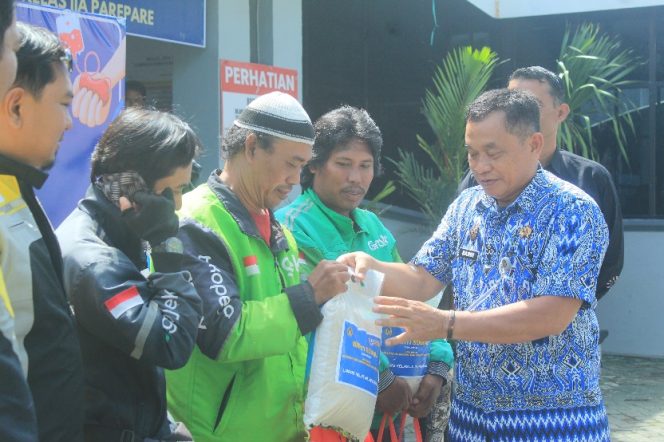 					Pemberian Paket Sembako Kepada Pengemudi Ojol Dalam Menyambut Satu Tahun Kemenimipas di Lapas Parepare. (Foto: Istimewa)