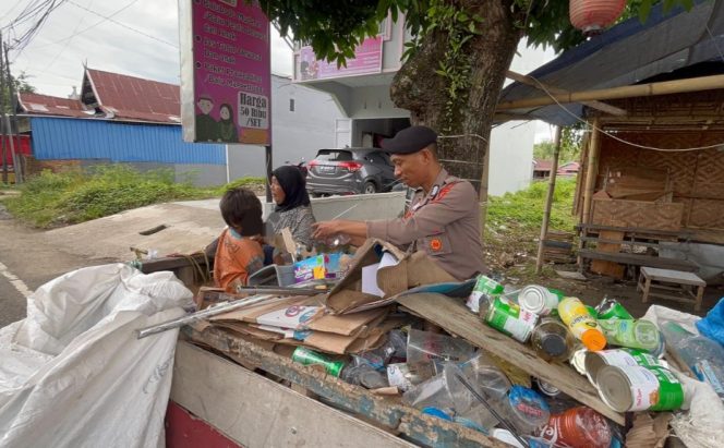 					WARGA SAMPAI TERHARU! Polisi di Sinjai Bagi-Bagi Sarapan Pagi, Aksinya Jadi Sorotan
