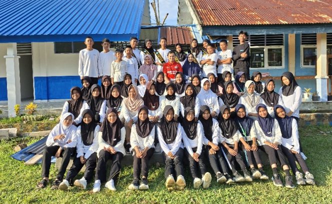 					Pembina dan Pengurus OSIS UPTD SMPN 23 Sinjai. (Foto: Istimewa)