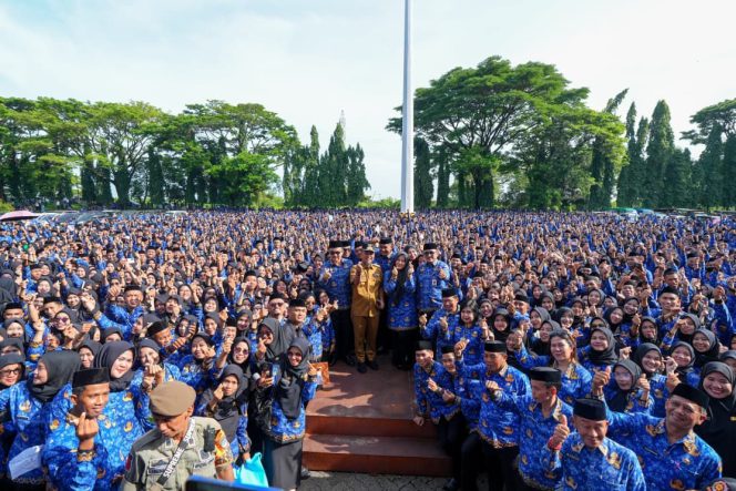 					Pelantikan PPPK Pemprov Sulsel Tahap II dan Paruh Waktu di Lapangan Upacara Kantor Gubernur (dok)
