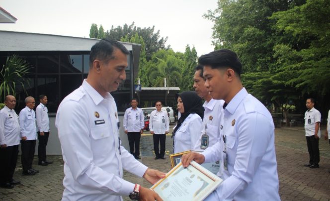 					Tiga Pegawai Teladan Terima Penghargaan dari Kalapas Parepare pada Apel Pagi