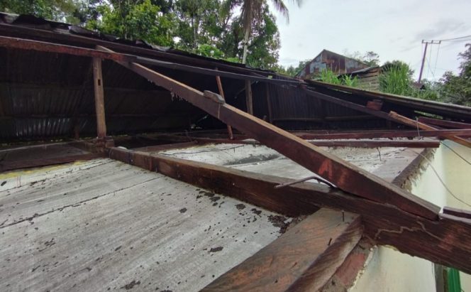 					Kondisi Rumah Milik Junaedi, Warga Lingkungan Caile, Kelurahan Sangiasseri, Kecamatan Sinjai Selatan. (Foto: Istimewa)