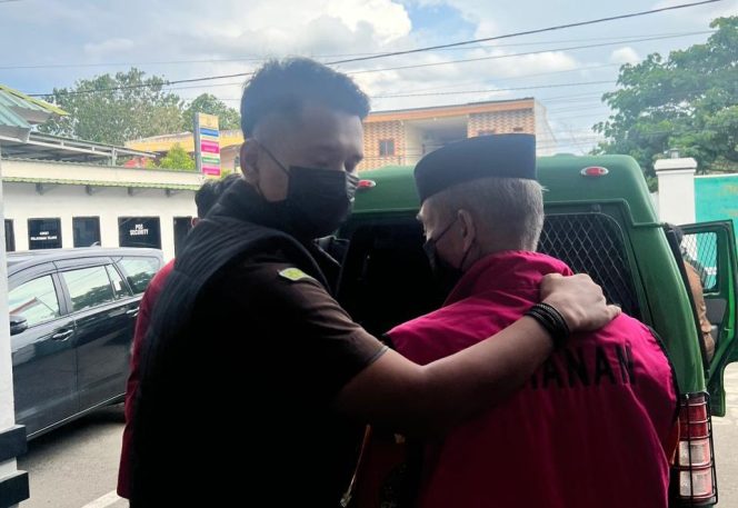 					Tersangka Dugaan Korupsi PDAM Bulukumba saat Hendak Dibawa ke Lapas Kelas IIB. (Foto: Istimewa)