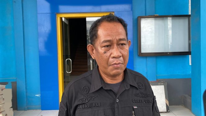 					Petugas Kesyahbandaran Unit Penyelenggara Pelabuhan Kelas II Bulukumba, Rajab Ali. (Foto: Berita.News/ Syarif)