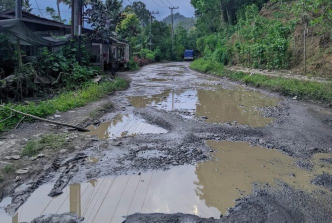 					Kondisi Kerusakan Ruas Jalan Poros Sinjai–Malino. (Foto: Istimewa)
