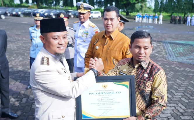 					Gubernur Sulsel Berikan Penghargaan Kepada Wali Kota Parepare. (Foto: Istimewa)