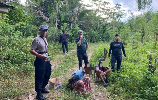 					Dua Terduga Pelaku Diamankan Polisi di Arena Sabung Ayam di Tellulimpoe. (Foto: Istimewa)