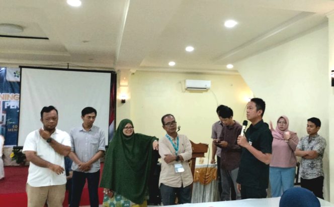 					Kepala Dinas Koperasi dan UKM Provinsi Andi Eka Prasetya saat memberikan arahan kepada pengurus Koperasi Merah Putih di Kabupaten Barru (dok)