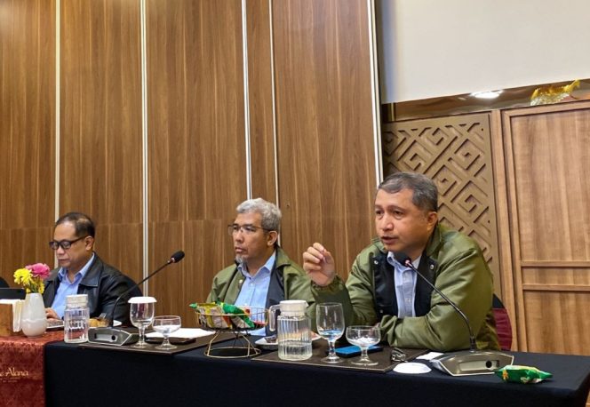 					Kepala Divisi Pengawasan Perilaku Pelaku Usaha Jasa Keuangan, Edukasi dan Pelindungan Konsumen OJK Sulselbar Amiruddin Muhidu (kanan) (dok)