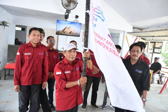 					Penyerahan Bendera Pataka kepada Ketua DPD SMSI Sinjai. (Foto: Berita.News/ SMSI)