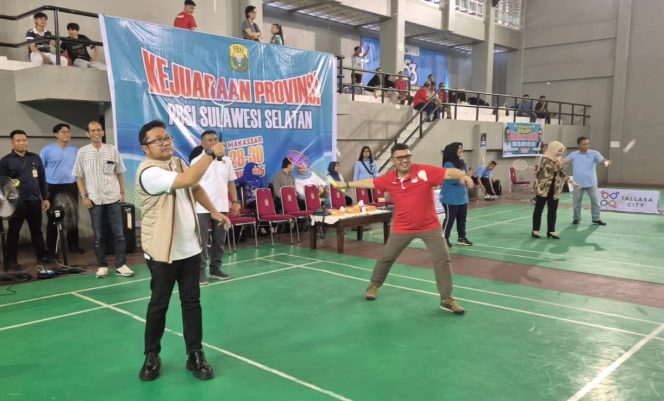 					Ketua KONI Sulsel Darmawangsyah Muin Didampingi Ketua PBSI Sulsel Devo Khadafi saat pembukaan Kejurprov PBSI di GOR Kantor Gubernur (dok)