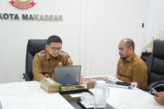 					Wali Kota Makassar, Munafri Arifuddin didampingi Kepala Dinas Kominfo M Roem saat paparkan  keunggulan dan dampak nyata aplikasi Makassar Super Apps tersebut dalam sesi wawancara penjurian tingkat nasional yang digelar oleh IT Works secara virtual (dok)