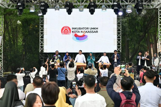 					Wali Kota bersama Wakil Wali Kota dan Ketua PKK Kota Makassar saat membuka UMKM Fiesta (dok)