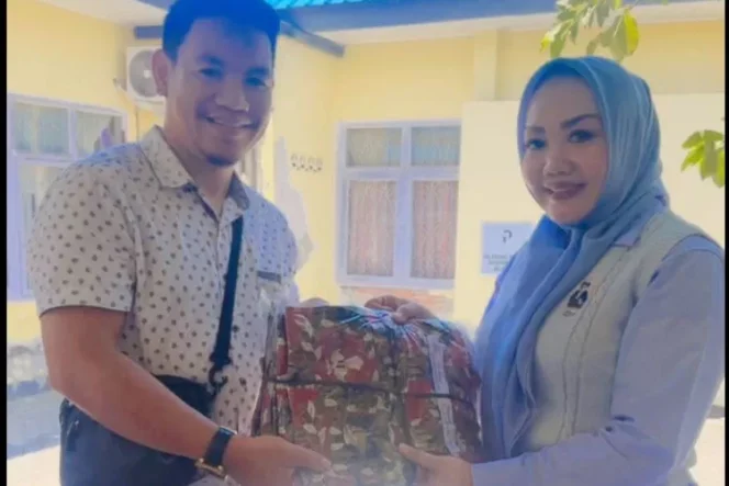 					Anggota DPRD Bulukumba Salurkan Seragam Sekolah Gratis untuk Ratusan Pelajar di Tiga Kecamatan