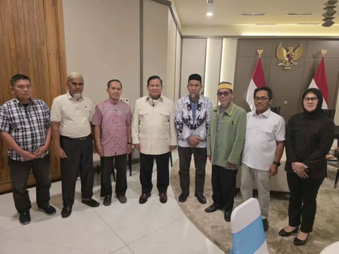 					Dua Guru asal Luwu Utara bertemua Presiden RI Prabowo Subianto (dok)