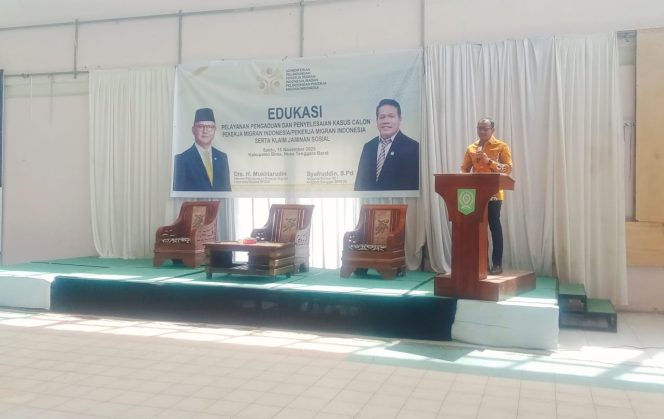 					Tenaga Ahli Menteri Perlindungan Pekerja Migran / KP2MI, Adi Baiquni saat beri sambutan pada acara Edukasi PMI di Kabupaten Bima. 