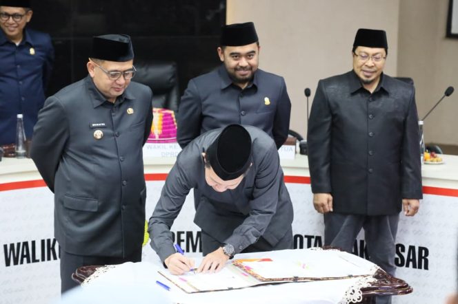 					Wali Kota Makassar (dok) bersama Pimpinan DRPD Makassar sepakati KUA PPAS APBD @026 (dok)