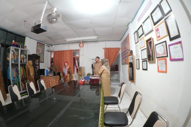 					Wali Kota Makassar saat mengecek fasilitas SD Inpres IKIP, sekaligus bernostalgia sejak tamat 1987 (dok)