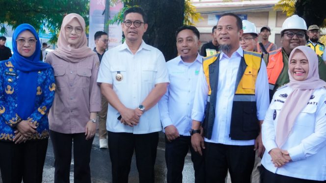 					Bupati Sinjai Bersama Gubernur Sulsel Saat Ikuti Groundbreaking untuk Proyek Preservasi Jalan Paket 1 Multiyears. (Foto: Istimewa)