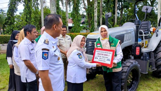 					Bupati Sinjai Menyerahkan Bantuan Traktor Hibah Kementan RI ke BPP Kecamatan. (Foto: Istimewa)