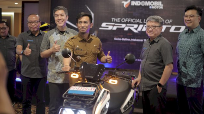 					Kepala Dinas Lingkungan Hidup Makassar Helmy Budiman saat menerima penyerahan secara simbolis pengadaan 38 kendaraan dinas listrik (dok)