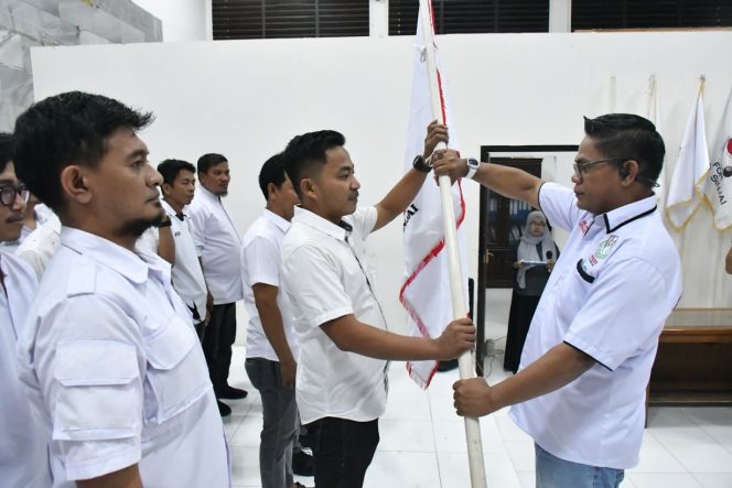 					Ketua PORDI Sulsel Menyerahkan Bendera Pataka ke Ketua PORDI Sinjai. (Foto: Istimewa)