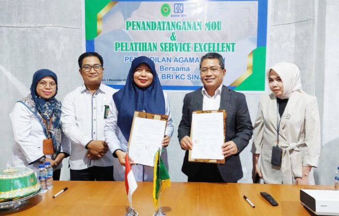 					Pendandatanganan MoU Kerja Sama Pengelolaan Keuangan dan Pelatihan Service Excellent bagi Seluruh Pegawai PA Sinjai. (Foto: Istimewa)