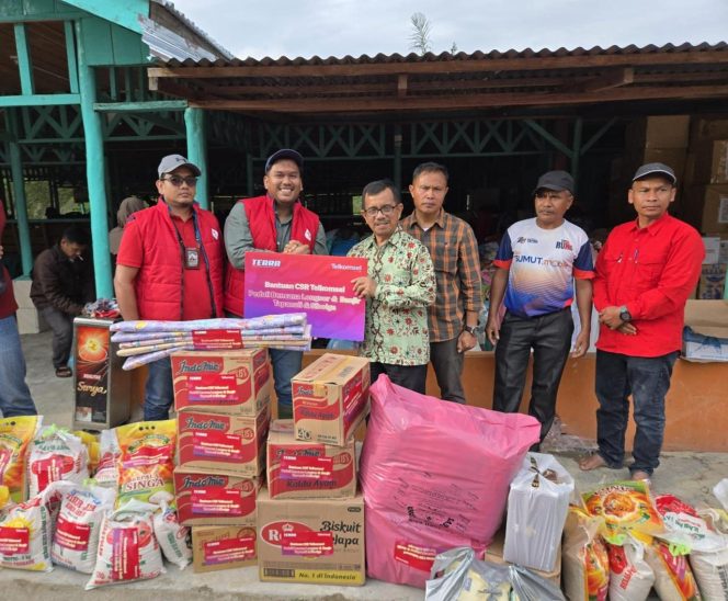 					Telkomsel Serahkan Bantuan Sosial untuk Korban Bencana Banjir, Longsor di Sumatera (dok)