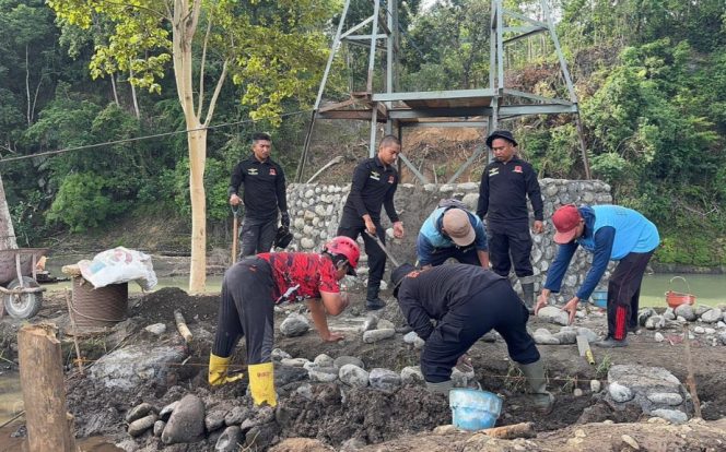 					Pembangunan Jembatan Gantung di Kampung Lakellu, Dusun Walattasi, Desa Watu, Kecamatan Marioriwawo. (Foto: Istimewa)