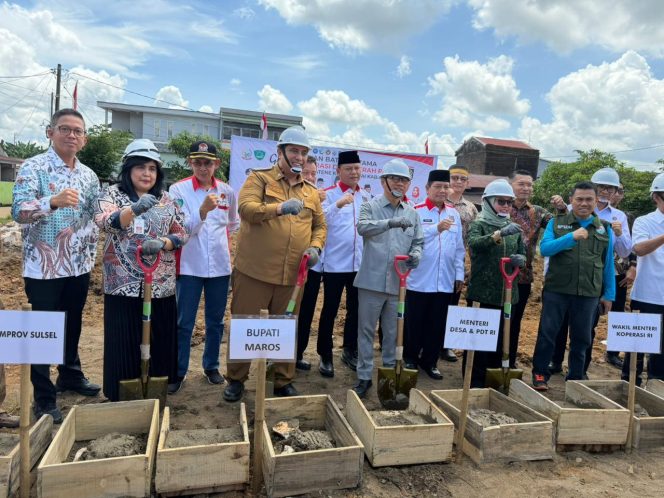 					Groundbreaking atau Peletakan batu pertama Gerai KDKMP ke-17 Sulsel di Kabupaten Maros dihadiri Menteri Desa dan PDT Yandri Susanto dan Wakil Menteri Koperasi faridah farichah (dok)