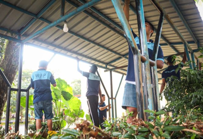 					Warga Binaan Terlibat Langsung, Rutan Barru Gelar Bakti Sosial di Musholla Alun-Alun