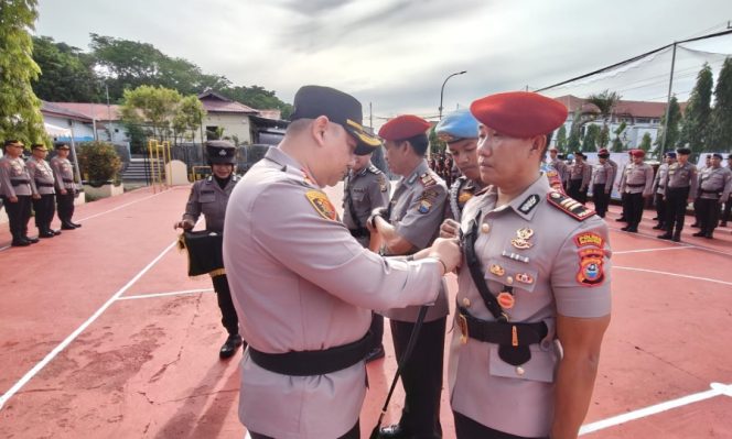 					Pemasangan Tanda Jabatan oleh Kapolres Sinjai AKBP Harry Azhar kepada Kasat Resnarkoba AKP Mudatsir. (Foto: Istimewa)