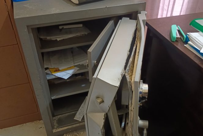 					Kondisi Berangkas Desa Bulu Tellue, Kecamatan Bulupoddo, Kabupaten Sinjai Usai Dibobol Maling. (Foto: Istimewa)