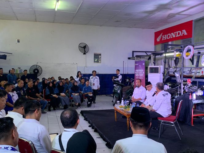 					Menteri Koordinator (Menko) Pemberdayaan Masyarakat (PM) Muhaimin Iskandar saat menyambangi SMK 5 Pembangunan Makassar (dok)