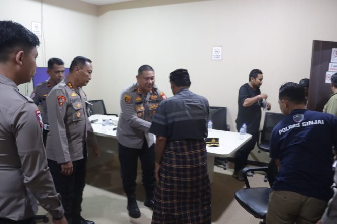 					Beri Ruang dan Pelukan Moral, Kapolres Sinjai Tenangkan Keluarga Korban Laka Lantas