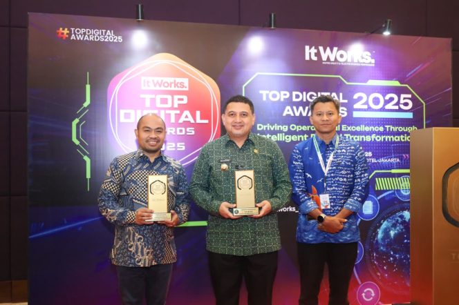 					Wali Kota Makassar Munafri Arifuddin saat menerima penghargaan Digital Award 2025 (dok)