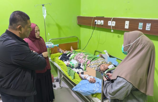 					Kapolres Sinjai AKBP Harry Azhar Bersama Ibu Ketua Bhayangkari Menjenguk Korban KDRT di RSUD. (Foto: Istimewa)