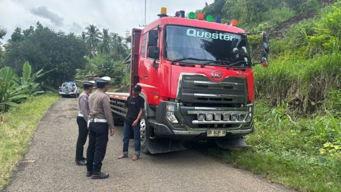 					Personel Satlantas Polres Sinjai Menegur Pengemudi Truk yang Membawa Material Proyek dengan Muatan Melebihi ketentuan Kelas Jalan. (Foto: Istimewa)