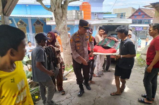 					Kapolsek Sinjai Timur, Iptu Muksin Sirajuddin Ikut Melakukan Evakuasi Korban. (Foto: Istimewa)