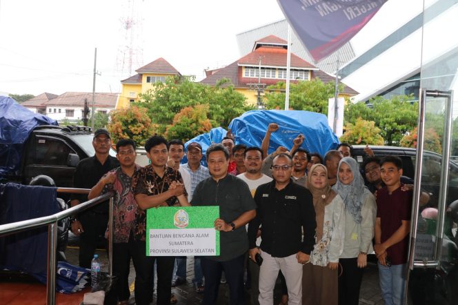 					Kadis DLH Provinsi Andi Kasman didampingi Jajarannya saat menyerahkan bantuan logistik untuk korban bencana alam Sumatera di Kantor POS Indonesia (dok)