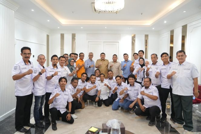 					Wali Kota Makassar bersama Pengurus KONI Kota dan Kecamatan (dok)