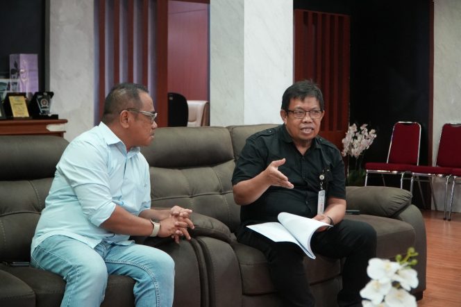 					Hasruddin Divisi Sosialisasi, Pendidikan Pemilih, dan Partisipasi Masyarakat KPU Sulsel saat audiensi diterima Plt Sekretaris Dinas Pendidikan Provinsi Mustakim (dok)