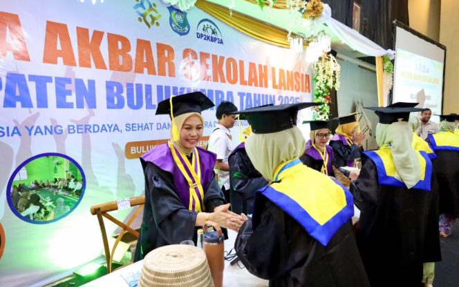 					125 Lansia ‘Diwisuda’ di Bulukumba, Ada Pesan Penting yang Bikin Tamu Terharu
