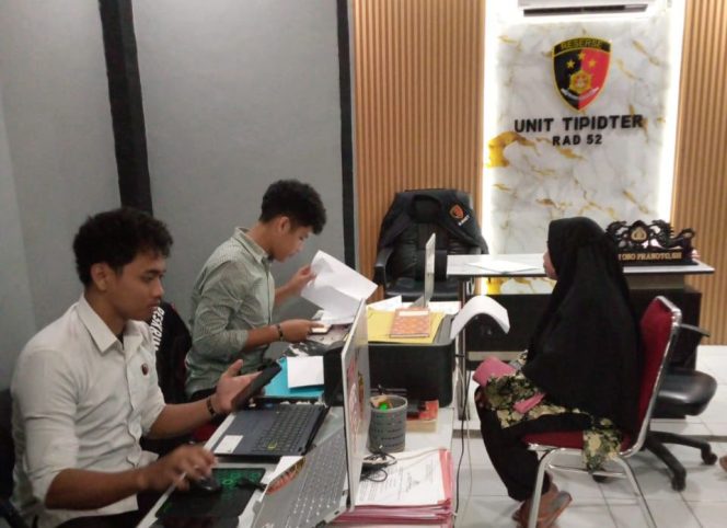 					Korban Saat Menjalani Pemeriksaan di Ruang Penyidik Tipidter Polres Selayar. (Foto: Istimewa)