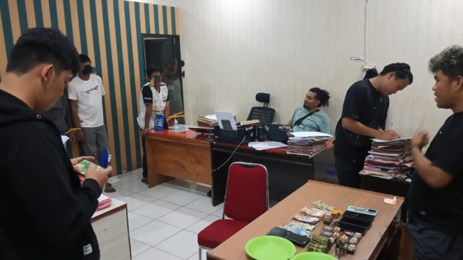 					Digerebek Tengah Malam! Enam Warga Bulupoddo Kepergok Asyik Main Qiu-Qiu, Polisi Ungkap Modus Taruhan Mengejutkan